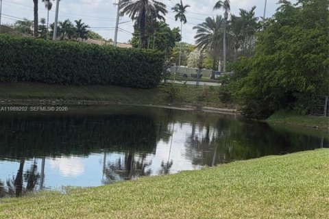 Снять в аренду таунхаус в Пемброк-Пайнс, Флорида 3 спальни, 183.48м2, № 2051879 - фото 4