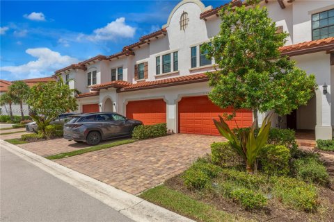 Снять в аренду таунхаус в Пемброк-Пайнс, Флорида 3 спальни, 183.48м2, № 2051879 - фото 5