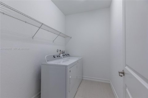 Снять в аренду таунхаус в Пемброк-Пайнс, Флорида 3 спальни, 183.48м2, № 2051879 - фото 11