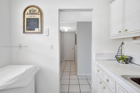 Condo in Lauderhill, Florida, 1 bedroom  № 1749808 - photo 6