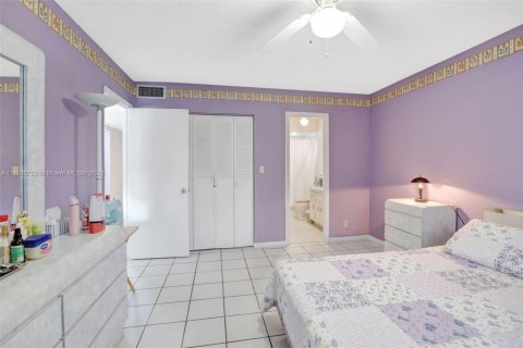 Condo in Lauderhill, Florida, 1 bedroom  № 1749808 - photo 14