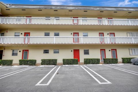 Condo in Lauderhill, Florida, 1 bedroom  № 1749808 - photo 1