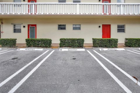 Condo in Lauderhill, Florida, 1 bedroom  № 1749808 - photo 2