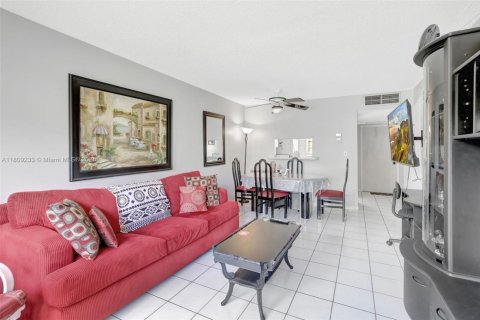 Condo in Lauderhill, Florida, 1 bedroom  № 1749808 - photo 9