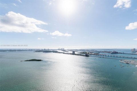 Condo in Miami, Florida, 3 bedrooms  № 2020559 - photo 25