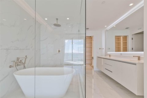 Condo in Miami, Florida, 3 bedrooms  № 2020559 - photo 9