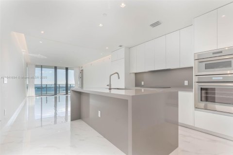 Condo in Miami, Florida, 3 bedrooms  № 2020559 - photo 2