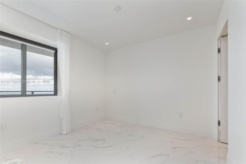 Condo in Miami, Florida, 3 bedrooms  № 2020559 - photo 17