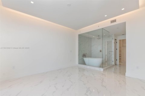 Condo in Miami, Florida, 3 bedrooms  № 2020559 - photo 7