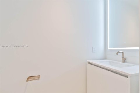 Condo in Miami, Florida, 3 bedrooms  № 2020559 - photo 13