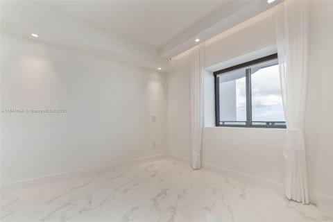 Condo in Miami, Florida, 3 bedrooms  № 2020559 - photo 20