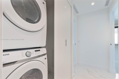 Condo in Miami, Florida, 3 bedrooms  № 2020559 - photo 16
