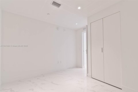 Condo in Miami, Florida, 3 bedrooms  № 2020559 - photo 15