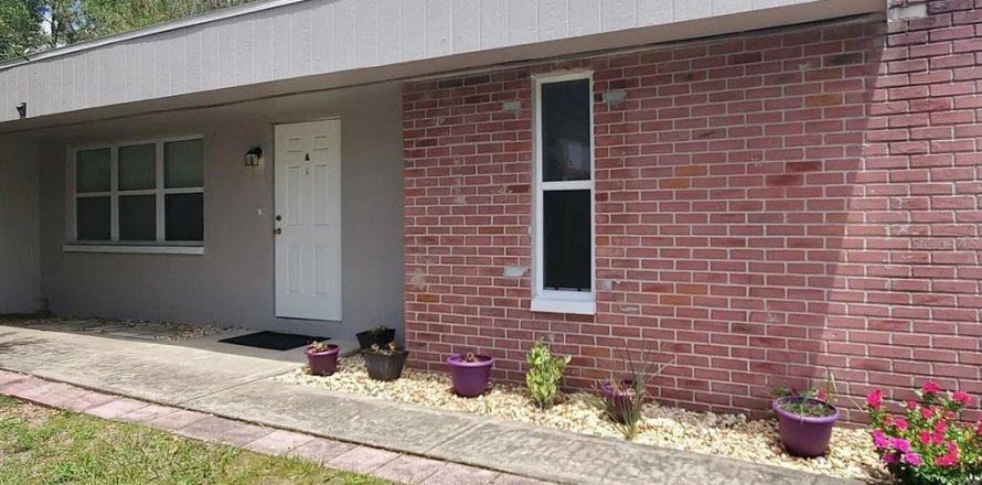 Commercial property in Largo, Florida 3 bedrooms, 163.23 sq.m. № 2234333