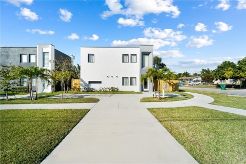 Villa ou maison à vendre à Miami, Floride: 3 chambres, 143.07 m2 № 2000146 - photo 3