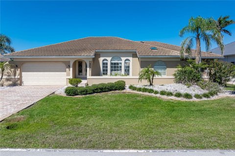 Villa ou maison à vendre à Punta Gorda, Floride: 3 chambres, 221.11 m2 № 1569865 - photo 1