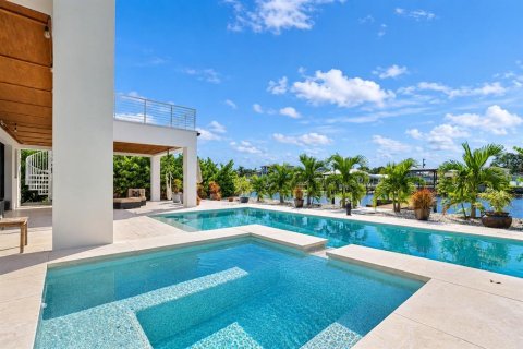 House in Dunedin, Florida 5 bedrooms, 528.61 sq.m. № 2419848 - photo 5