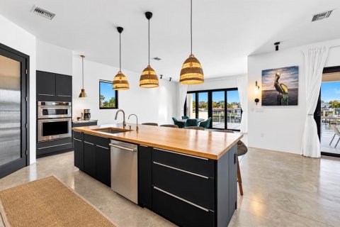 House in Dunedin, Florida 5 bedrooms, 528.61 sq.m. № 2419848 - photo 8