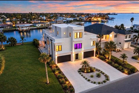 House in Dunedin, Florida 5 bedrooms, 528.61 sq.m. № 2419848