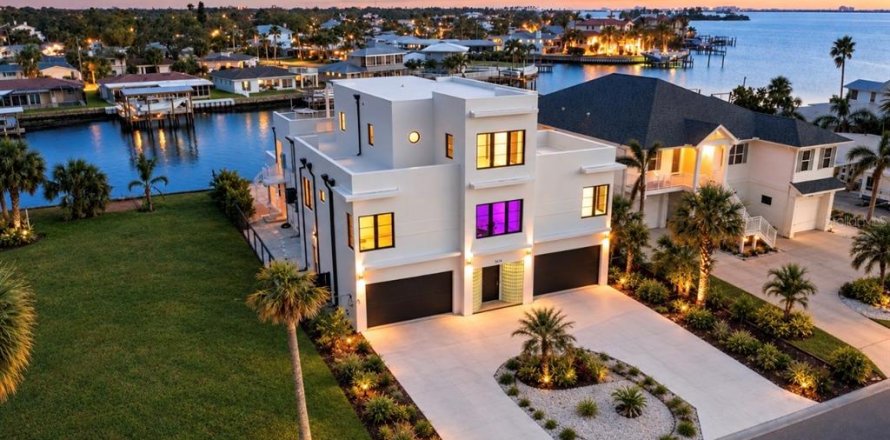 House in Dunedin, Florida 5 bedrooms, 528.61 sq.m. № 2419848