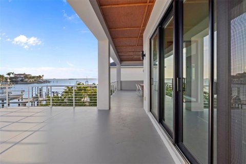 House in Dunedin, Florida 5 bedrooms, 528.61 sq.m. № 2419848 - photo 30