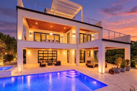 House in Dunedin, Florida 5 bedrooms, 528.61 sq.m. № 2419848 - photo 3