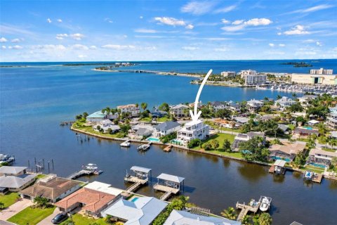 House in Dunedin, Florida 5 bedrooms, 528.61 sq.m. № 2419848 - photo 4