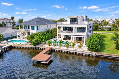 House in Dunedin, Florida 5 bedrooms, 528.61 sq.m. № 2419848 - photo 6