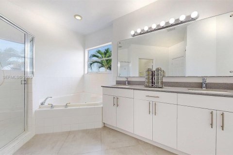 Villa ou maison à vendre à Miami, Floride: 4 chambres, 222.87 m2 № 2040407 - photo 12