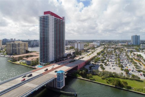 Condominio en venta en Hollywood, Florida, 1 dormitorio, 65.22 m2 № 737549 - foto 2