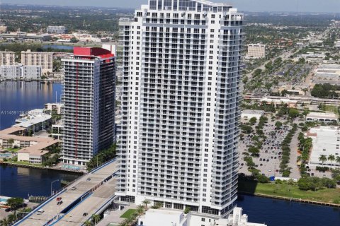 Condo in Hollywood, Florida, 1 bedroom  № 737549 - photo 1