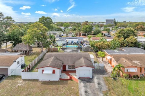 House in Pembroke Pines, Florida 3 bedrooms, 135.45 sq.m. № 2046681