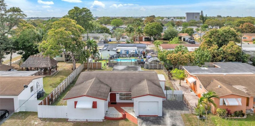 House in Pembroke Pines, Florida 3 bedrooms, 135.45 sq.m. № 2046681