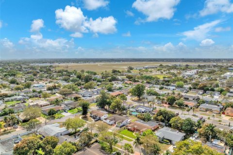 House in Pembroke Pines, Florida 3 bedrooms, 135.45 sq.m. № 2046681 - photo 12