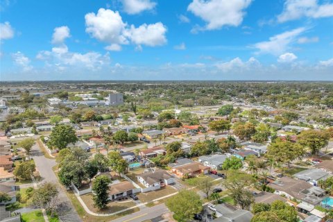 House in Pembroke Pines, Florida 3 bedrooms, 135.45 sq.m. № 2046681 - photo 9