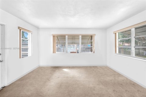 House in Pembroke Pines, Florida 3 bedrooms, 135.45 sq.m. № 2046681 - photo 23