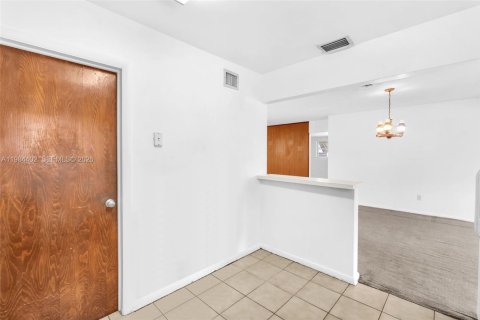 House in Pembroke Pines, Florida 3 bedrooms, 135.45 sq.m. № 2046681 - photo 25