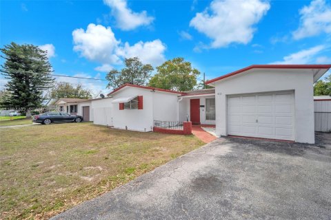 House in Pembroke Pines, Florida 3 bedrooms, 135.45 sq.m. № 2046681 - photo 14