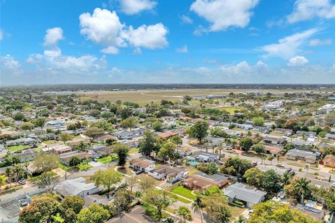 House in Pembroke Pines, Florida 3 bedrooms, 135.45 sq.m. № 2046681 - photo 11