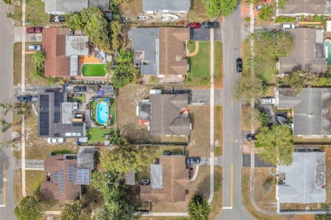 House in Pembroke Pines, Florida 3 bedrooms, 135.45 sq.m. № 2046681 - photo 4