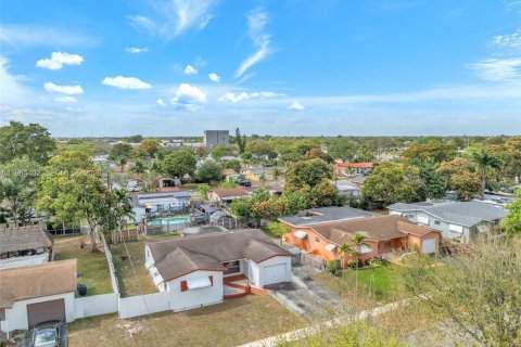 House in Pembroke Pines, Florida 3 bedrooms, 135.45 sq.m. № 2046681 - photo 2