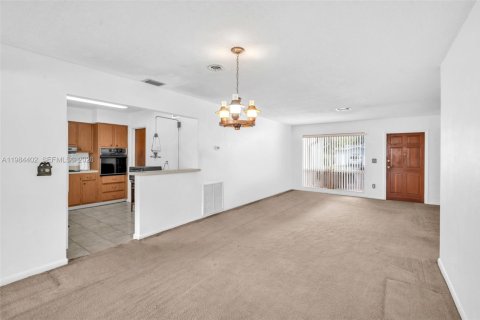 House in Pembroke Pines, Florida 3 bedrooms, 135.45 sq.m. № 2046681 - photo 19