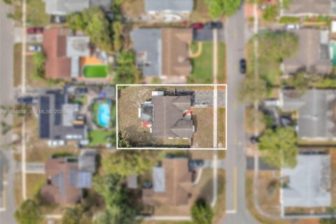 House in Pembroke Pines, Florida 3 bedrooms, 135.45 sq.m. № 2046681 - photo 3