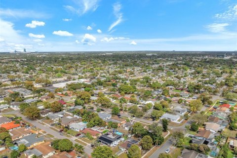 House in Pembroke Pines, Florida 3 bedrooms, 135.45 sq.m. № 2046681 - photo 7