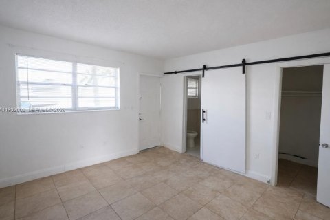 Casa en alquiler en North Miami, Florida, 2 dormitorios, 139.35 m2 № 1953426 - foto 21