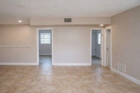 Casa en alquiler en North Miami, Florida, 2 dormitorios, 139.35 m2 № 1953426 - foto 15