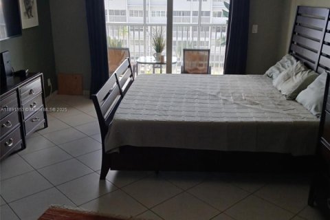 Condominio en venta en Hallandale Beach, Florida, 1 dormitorio, 71.53 m2 № 1943699 - foto 3