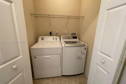 House in Homestead, Florida 4 bedrooms, 130.06 sq.m. № 1688835 - photo 5