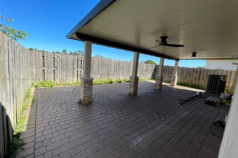 House in Homestead, Florida 4 bedrooms, 130.06 sq.m. № 1688835 - photo 13