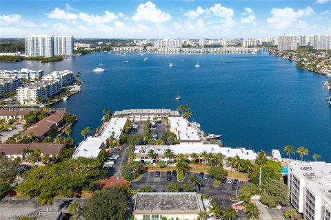 Townhouse in North Miami Beach, Florida 2 bedrooms, 144 sq.m. № 1828874 - photo 21